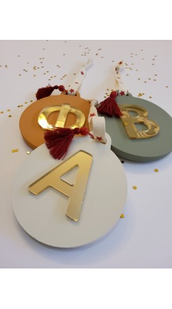 Ξύλινες κρεμαστές διακοσμητικές  πολύχρωμες μπάλες Χριστουγέννων  με χρυσό μονόγραμμα καθρέφτη (personalized).